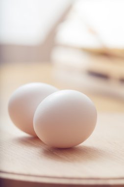 Tahta masada beyaz yumurtalar