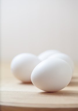 Tahta masada beyaz yumurtalar