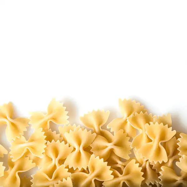 Pasta cruda sobre fondo blanco — Foto de Stock