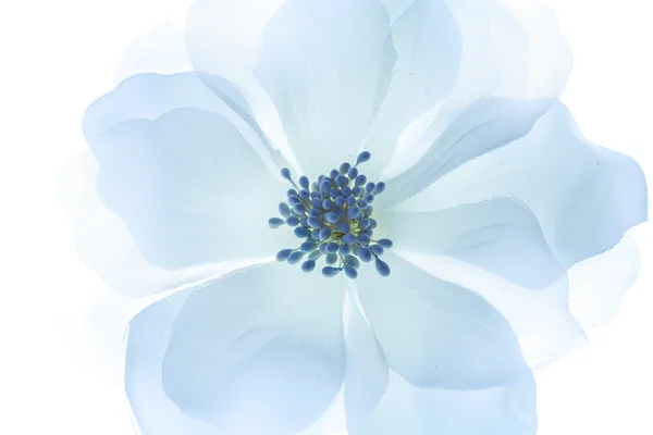 Weiße künstliche Blume isoliert auf weißem Hintergrund — Stockfoto