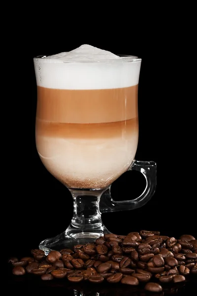 Cappuccino café isolado em preto — Fotografia de Stock