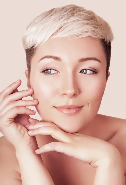 Gesicht Porträt der schönen jungen Frau mit natürlichem Make-up — Stockfoto