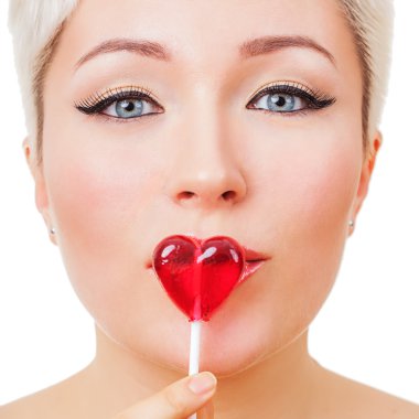 güzel bir genç kadın kalp lolipop ile yüz portresi