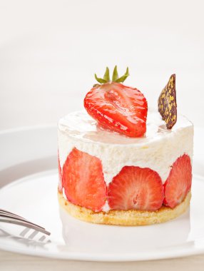 Ahududu ile beyaz pasta