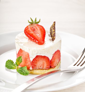 Beyaz kremalı kek çilek ile