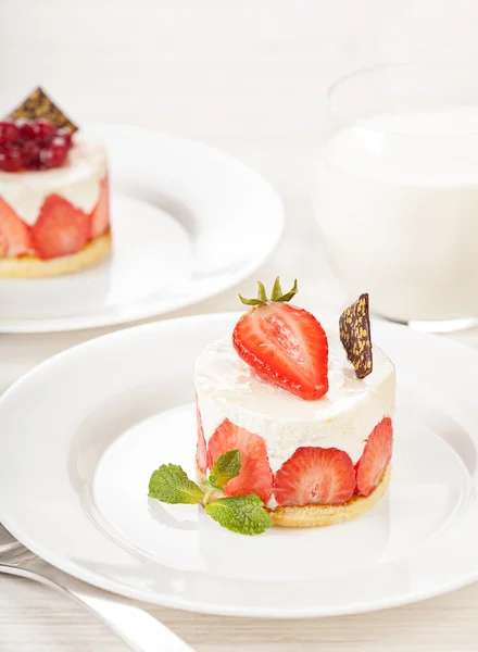เค้กสีขาวกับราสเบอร์รี่ — ภาพถ่ายสต็อก