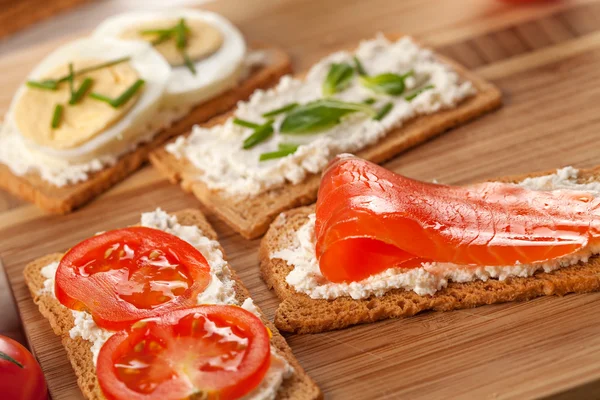 Leziz kanepeler kahvaltı yemek — Stok fotoğraf