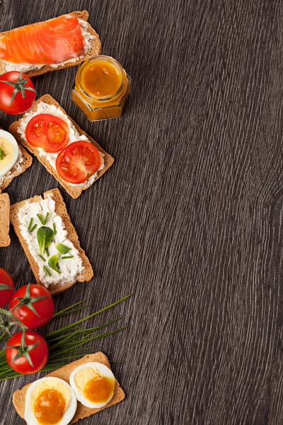 Savoureux canapés fond de frontière alimentaire — Photo