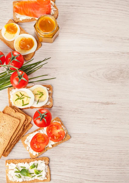 Savoureux canapés fond de frontière alimentaire — Photo