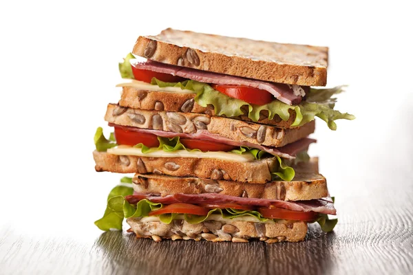 Sandwichs frais repas sur fond bois — Photo