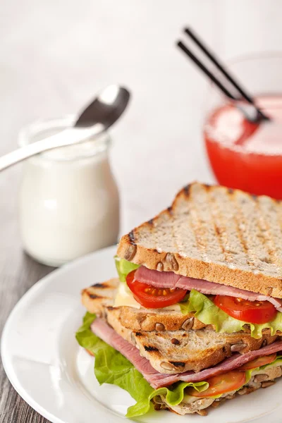 Taze sandviç kahvaltı yemek — Stok fotoğraf