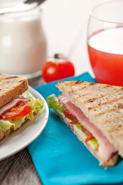 Taze sandviç kahvaltı yemek — Stok fotoğraf