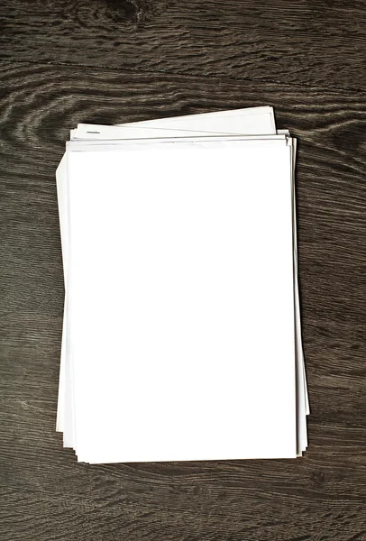 Papel blanco en blanco sobre mesa de madera —  Fotos de Stock