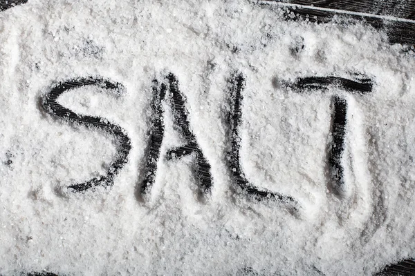 Ciemne tło soli ze słowem "sól" — Zdjęcie stockowe