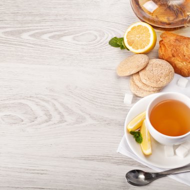 Beyaz fincan sıcak çay 