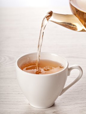 Beyaz fincan sıcak çay