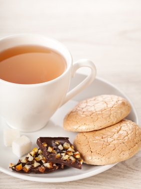 Beyaz fincan sıcak çay