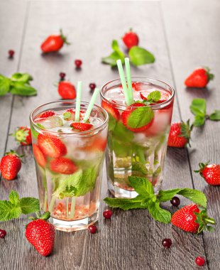 çilek mojito yaz kokteyl içeceği