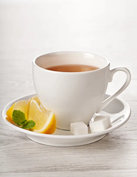 Beyaz fincan sıcak çay