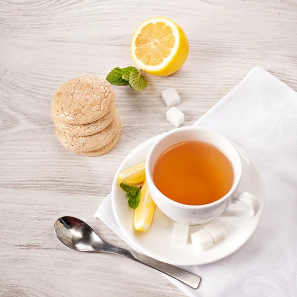 Горячий чай в белой чашке — стоковое фото
