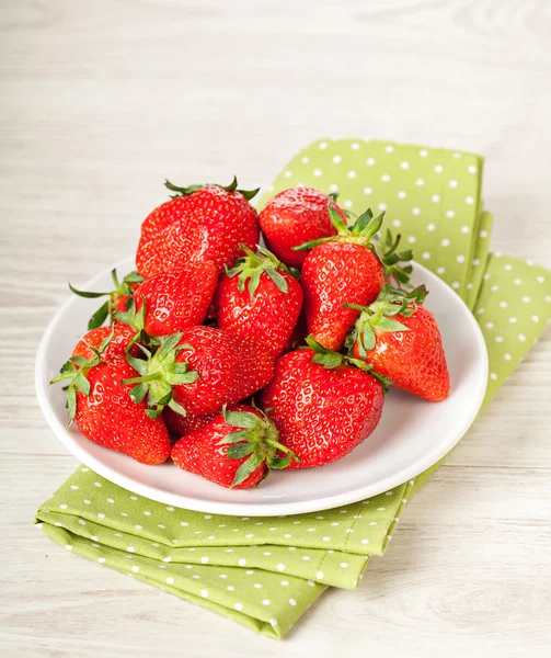 Fresas rojas frescas en tazón —  Fotos de Stock