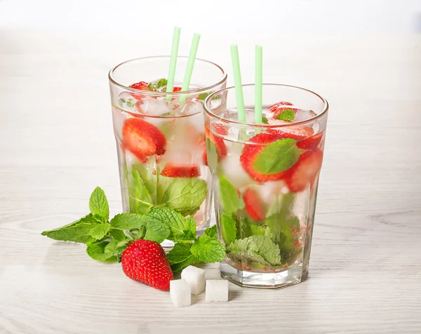 Aardbeien mojito zomer cocktail drinken — Stockfoto