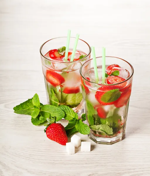 Çilek mojito yaz kokteyl içeceği — Stok fotoğraf