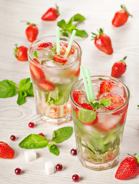 Minuman koktail musim panas Strawberry mojito — Stok Foto