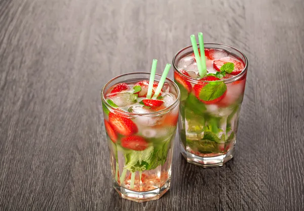 Aardbeien mojito zomer cocktail drinken — Stockfoto