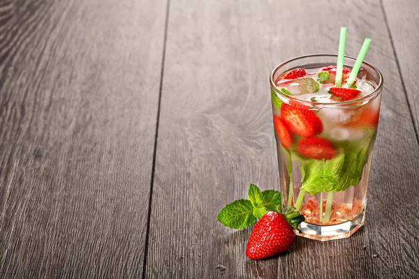 Çilek mojito yaz kokteyl içeceği — Stok fotoğraf