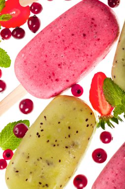 popslices dondurma karışım beyaz zemin üzerine