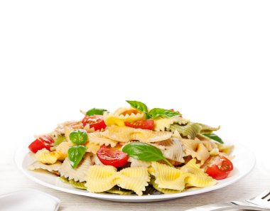 ışık arka plan üzerinde renkli makarna