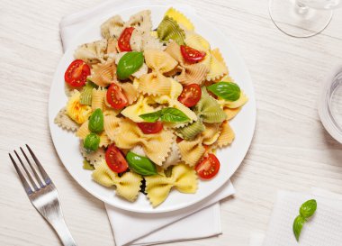 ışık arka plan üzerinde renkli makarna