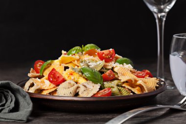 koyu arka plan üzerinde renkli makarna