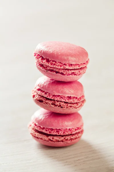 Ροζ macaroons γαλλικά γλυκά στοίβα — Φωτογραφία Αρχείου