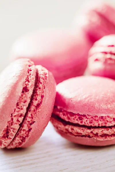 Pembe macaroons tatlılar yığını Fransız — Stok fotoğraf