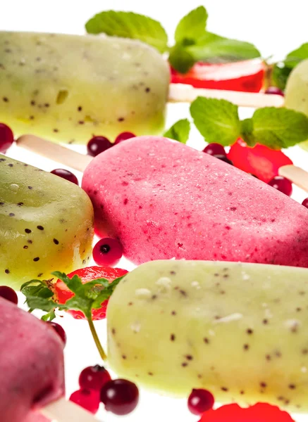 popslices dondurma karışım beyaz zemin üzerine