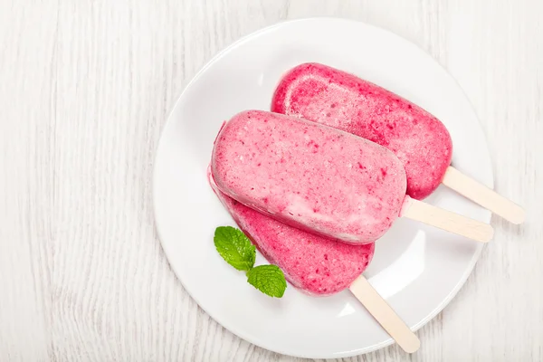 在明亮的背景上的草莓 popslice 冰淇淋 — 图库照片