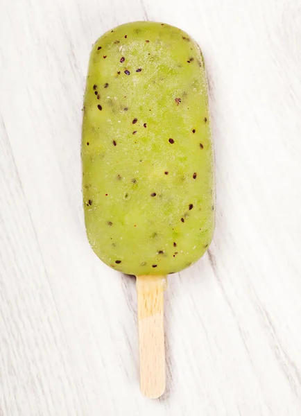 Kiwi popslice helado sobre fondo claro —  Fotos de Stock