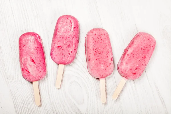 Helado de palomitas de fresa sobre fondo claro —  Fotos de Stock