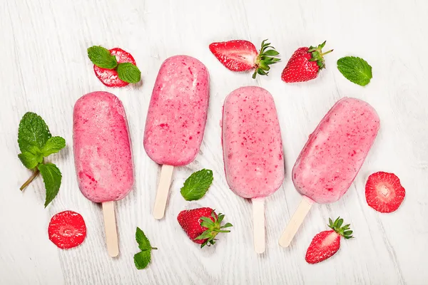 Erdbeer-Popscheiben-Eis auf hellem Hintergrund — Stockfoto