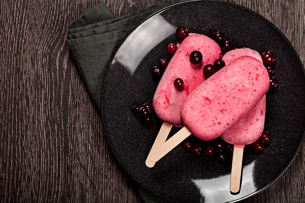 Helado de palomitas de fresa sobre fondo oscuro —  Fotos de Stock