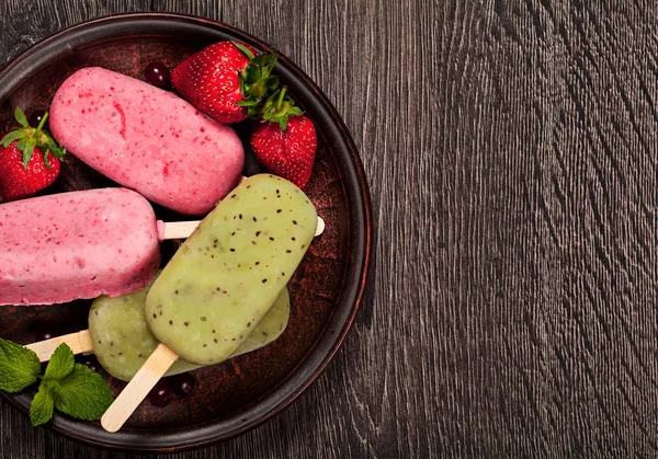 Popslices surtido de helado sobre fondo oscuro —  Fotos de Stock