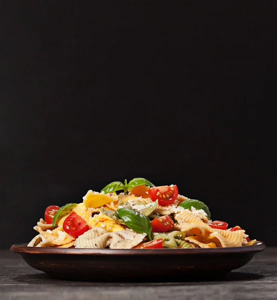 koyu arka plan üzerinde renkli makarna