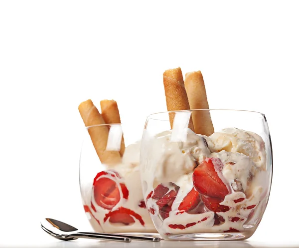 Vaniljglass med jordgubbar i glas — Stockfoto
