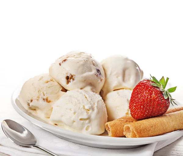 Vanília fagylalt szamócával — Stock Fotó