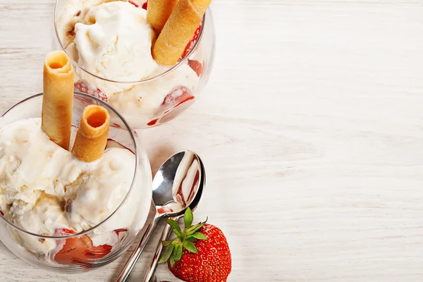 Vanilleeis mit Erdbeeren im Glas — Stockfoto