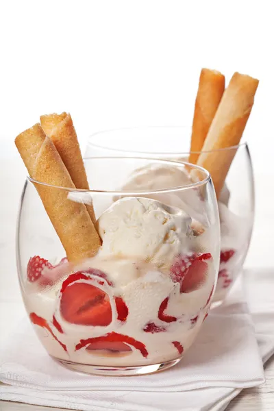 Vanilková zmrzlina s jahodami ve skle — Stock fotografie