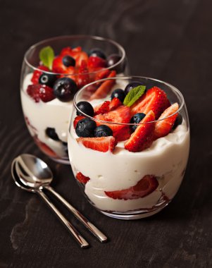 çilek hafif kahvaltı taze yoğurt