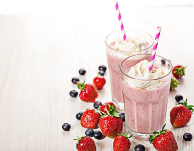 taze çilekli milkshake yaz içeceği